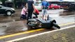 Mulher fica ferida ao sofrer queda de motocicleta na rua Barão do Cerro Azul