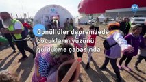 Gönüllüler Depremzede Çocukların Yüzünü Güldürme Çabasında