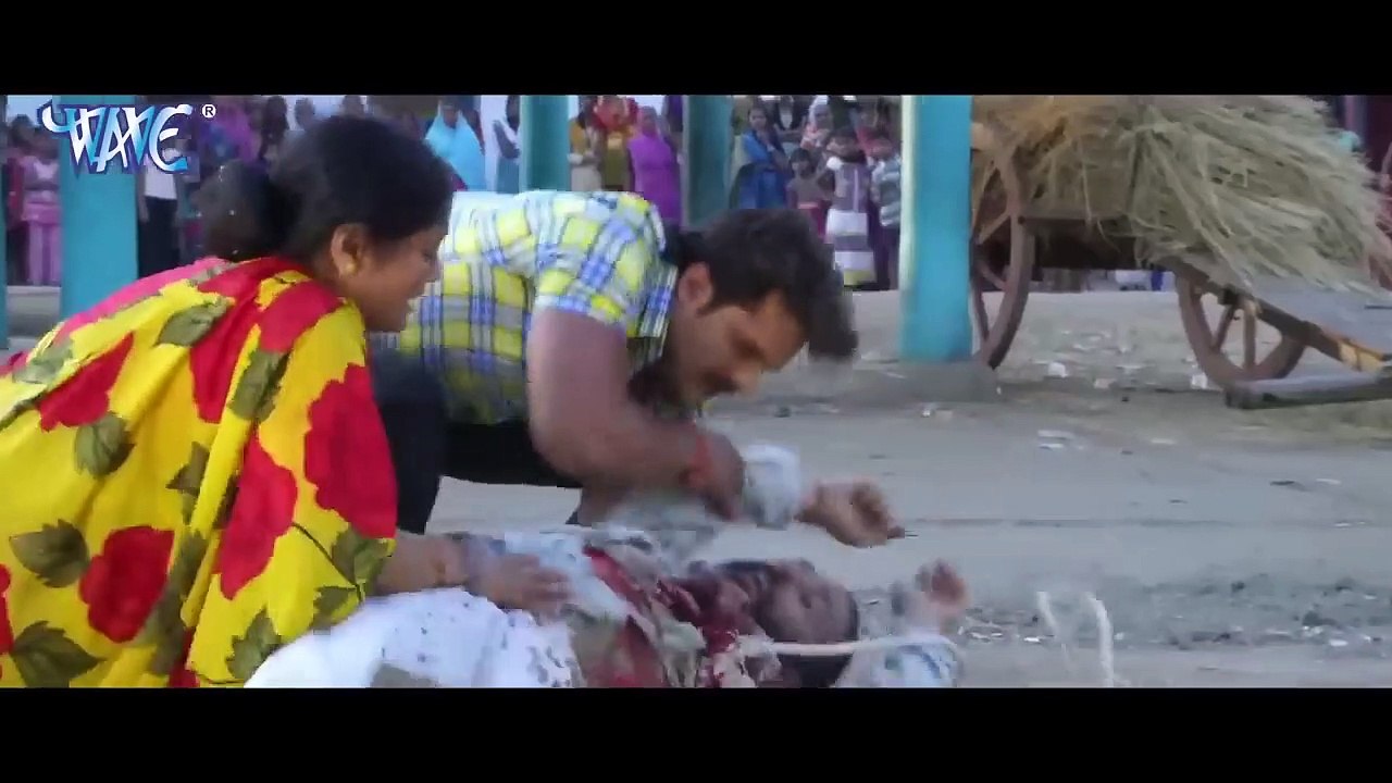 देखिये खेसारी लाल अपने खेत में कैसे काम करते है