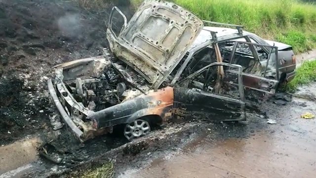 Veículo fica destruído após incêndio na BR-163