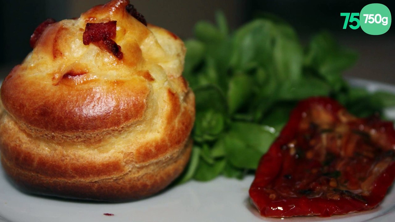 Petits choux crème de chèvre tomates marinées et basilic, pépites de lardons