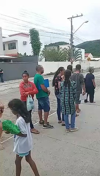 Pais e mães enfrentam fila por vaga em escolas de Florianópolis