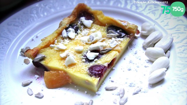 Clafoutis cerises, pêches et amandes fraîches