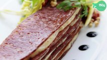 Millefeuilles de diots fumés et mousseline de reblochon à la graine de moutarde, salade de pissenlits aux noix