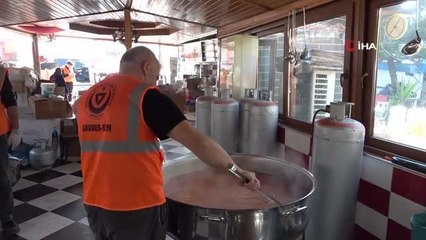 Gönüllü aşçılar depremzedeler için günde 7 bin 500 kişilik yemek yapıyor