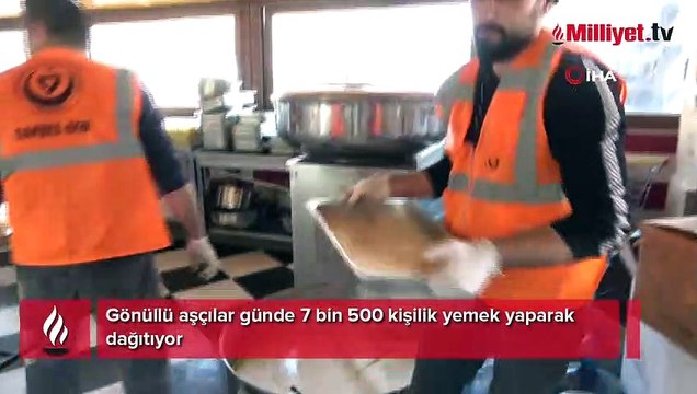 Gönüllü aşçılar günde 7 bin 500 kişilik yemek yaparak dağıtıyor