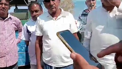 घटिया सड़क पर भड़के ग्रामीण,कार्य रोका