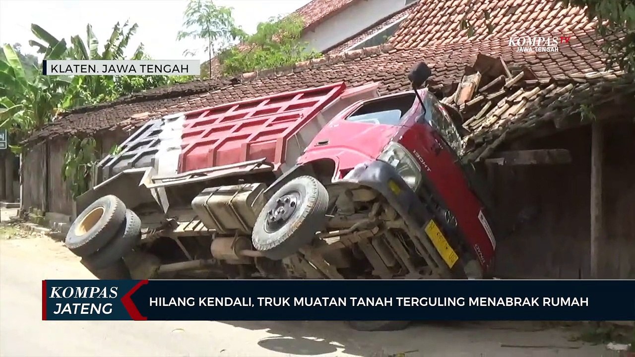 Hilang Kendali, Truk Muatan Tanah Terguling Menabrak Rumah
