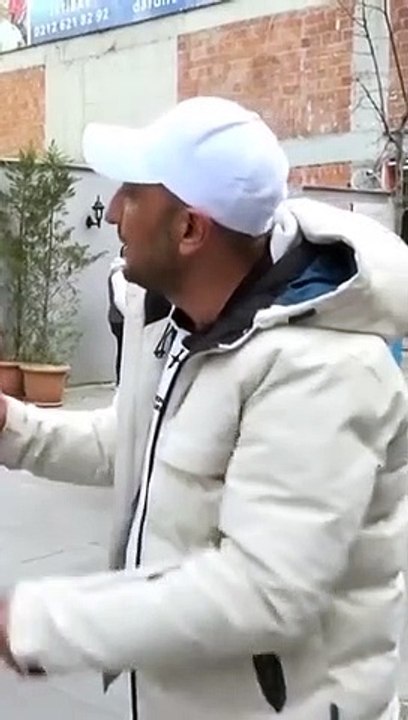 Depremde evi yıkılan vatandaş: Ben sokakta da yaşarım, reis sarayda yaşasın