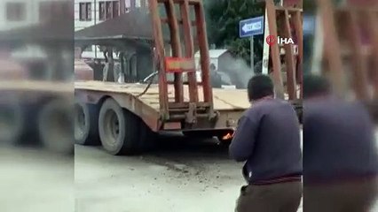 Fren balatalarının ısınmasıyla bomba gibi patlayan tırın lastiği alev aldı