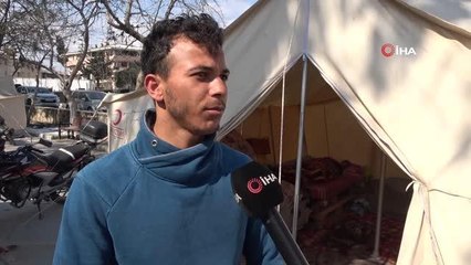 Yatalak olan kayınvalidesine gözü gibi bakıyor