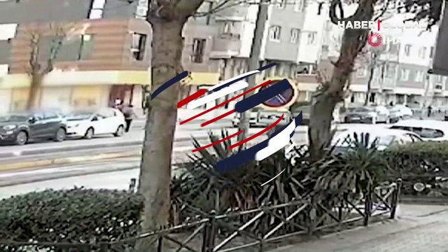 Tramvayın çarptığı 78 yaşındaki kadının hayatını kaybettiği kaza anı güvenlik kamerasına yansıdı