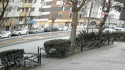 Tramvay yolun karşısına geçmek isteyen kadına böyle çarptı