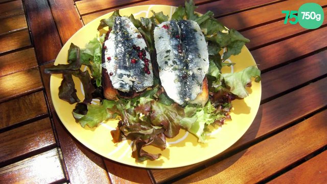 Sardines citronnées sur pains grillés aillés