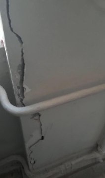 Gaziosmanpaşa'da duvarlarında çatlaklar bulunan okul önünde eylem