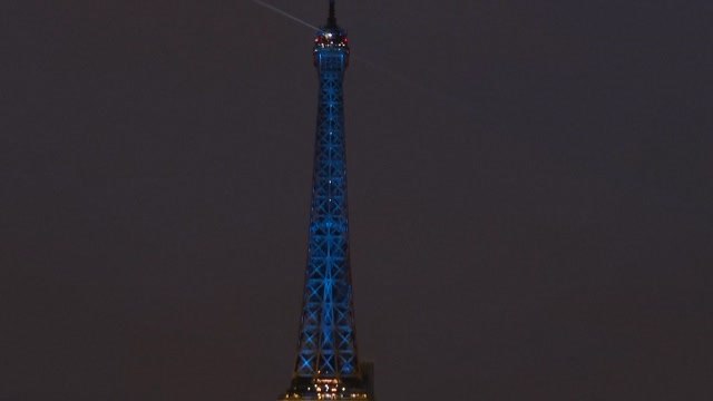 Edificios de todo el mundo se visten con los colores de Ucrania en el aniversario de la invasión
