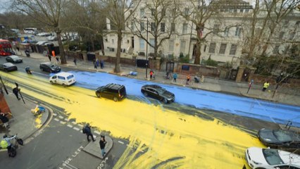 Le monde en jaune et bleu après un an de guerre en Ukraine