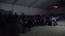 Depremzede çocuklar çadır kentte kurulan sinemalarda doyasıya eğlendi