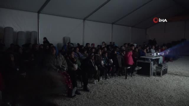 Depremzede çocuklar çadır kentte kurulan sinemalarda doyasıya eğlendi