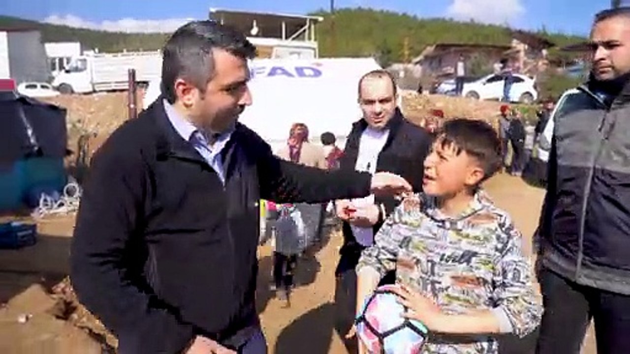 Depremzede çocuklara oyuncak