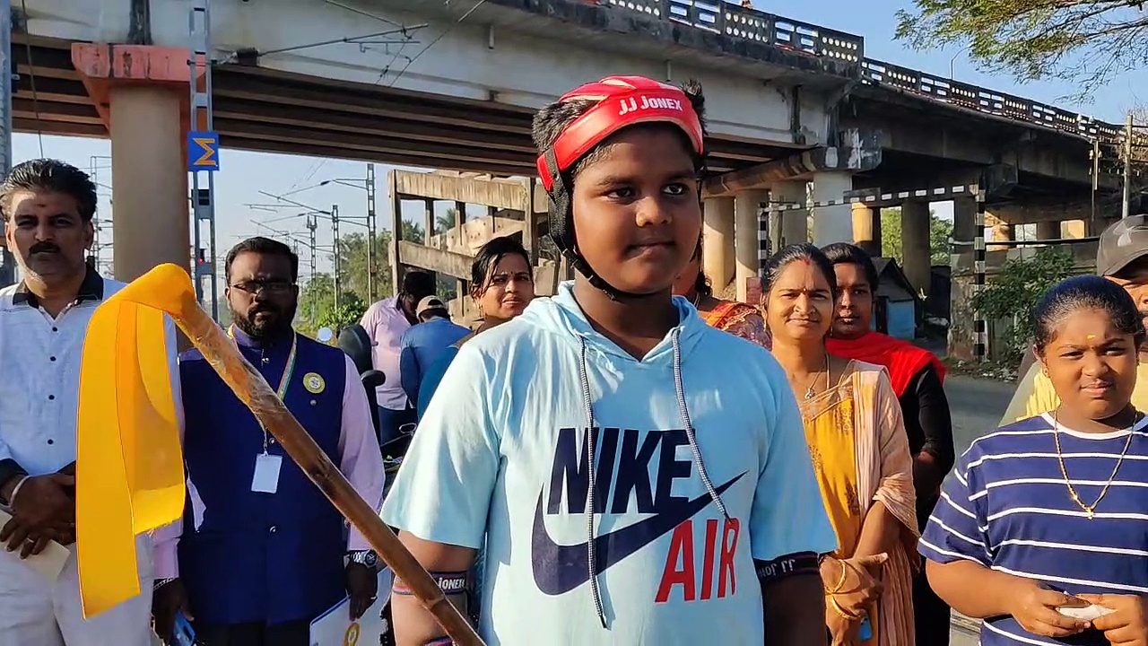 சிலம்பத்தில் சாதனை படைத்த மகன்; மகனுக்காக 2 கி.மீ. கைதட்டியபடி ஓடிவந்த தாய்