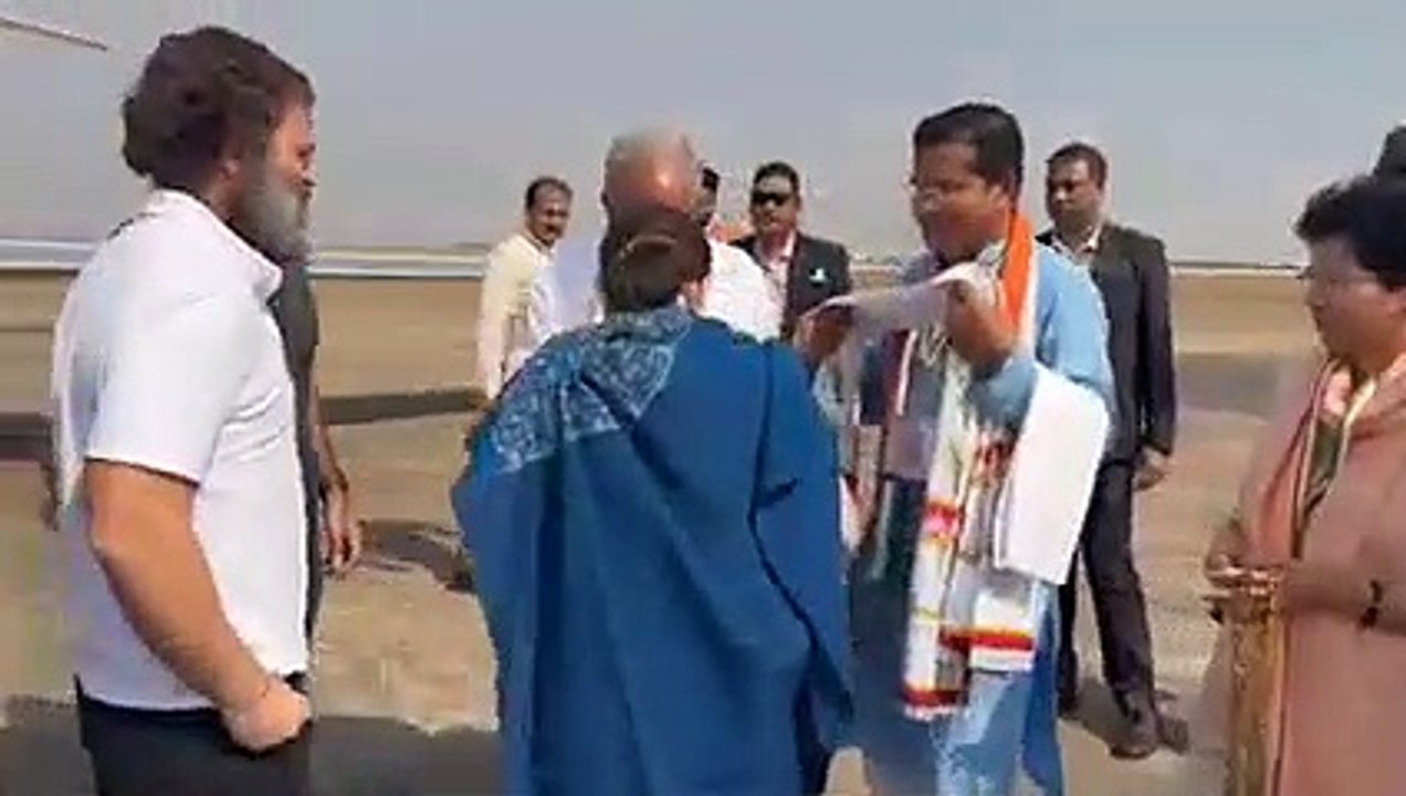 रायपुर पहुंचने पर सोनिया गांधी और राहुल गांधी का सीएम भूपेश बघेल ने किया गर्मजोशी से स्वागत