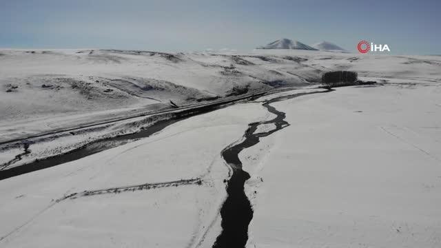 Kars Çayı menderesleri görenleri kendine hayran bırakıyor