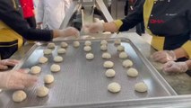 LİSE ÖĞRENCİLERİ DEPREMZEDELER İÇİN EKMEK ÜRETİYOR