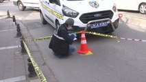 Üsküdar'da motosikletli 2 şahıs güpegündüz araç kurşunladı