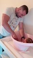 Marco Costa mostra-se a dar banho à pequena Maria Emília. Costa mostrou-se a dar banho à pequena Maria Emília.