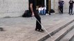 Un homme aveugle s'entraine pour réussir sa figure en skateboard