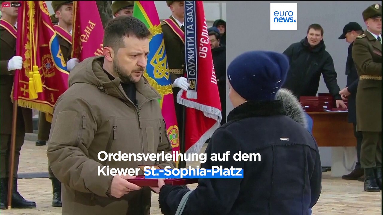 Ein Jahr nach Kriegsbeginn: Selenskyj verleiht Orden und gedenkt der Toten