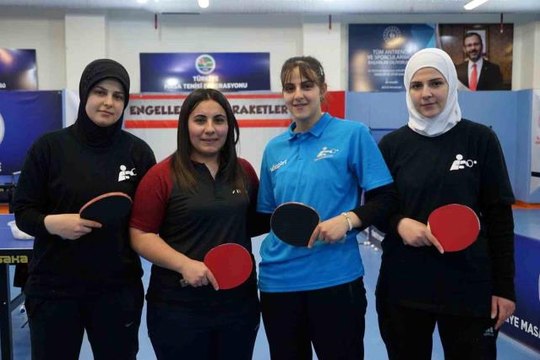Depremden kurtulan milli sporcu kardeşlerin ilk işi masa tenisi oynamak oldu
