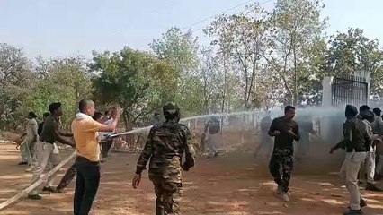 हत्या के प्रयास के आरोपियों को गिरफ्तार करने ग्रामीणों ने घेरा थाना, पुलिस ने वाटर कैनन का किया प्रयोग