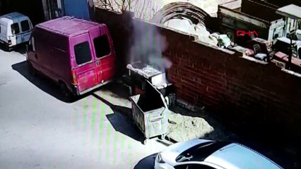 Hayvan düşmanları sokak kedilerinin yaşadığı kulübeyi böyle ateşe verdi