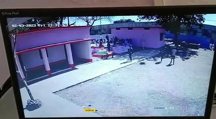 नकाबपोश युवकों ने स्कूल में घुसकर शिक्षक और छात्राओं को पीटा