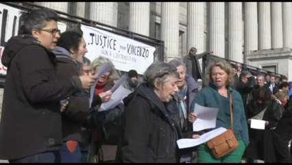 Sostenitori di Vincenzo Vecchi in attesa al tribunale di Lione