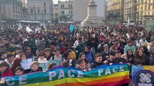 Da Napoli grido di pace per l'Ucraina, migliaia di giovani in piazza