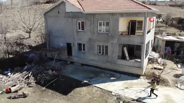 Ev adeta yürüdü... Deprem evi 30 cm kaldırdı, 2 metre ileri taşıdı