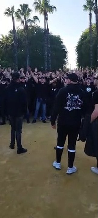 Ultras del PSV durante la previa del Sevilla-PSV