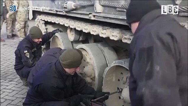 Reino Unido imparte clases a soldados ucranianos para manejar carros de combate