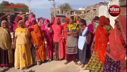 Скачать видео: VIDEO : ग्रामीणों का गुस्सा फूटा, मुख्य मार्ग पर लगाया जाम, टायर जलाकर धरना-प्रदर्शन