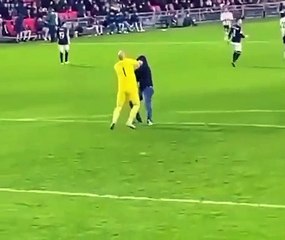 Un hincha de PSV entró a la cancha y agredió al serbio Marko Dmitrovic