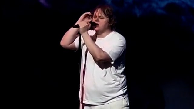 Lewis Capaldi en crise sur scène, ses fans prennent le relais