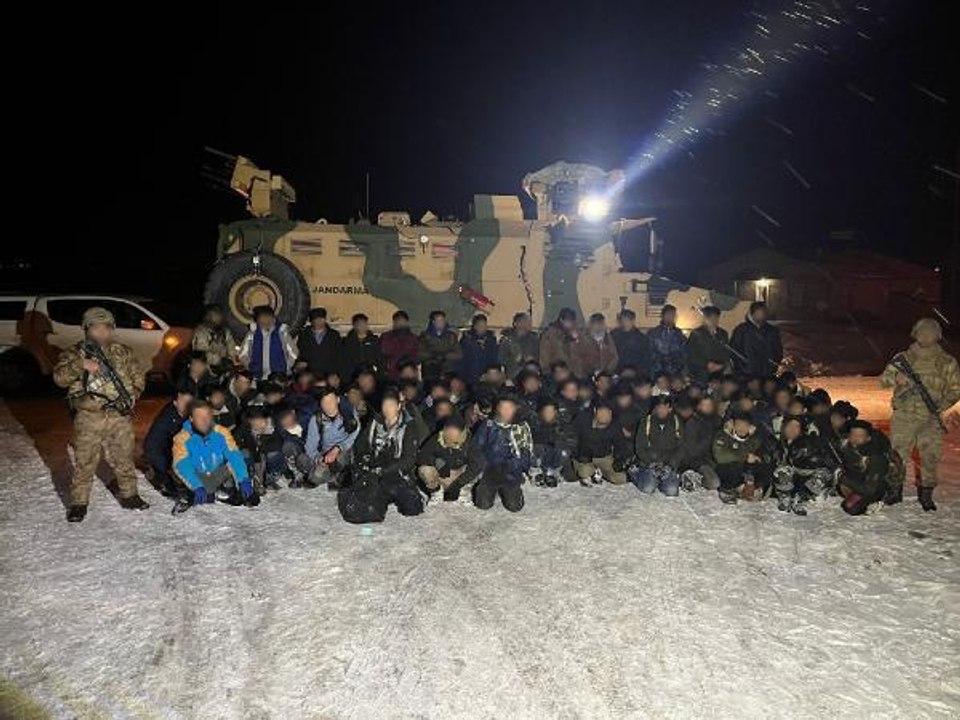 İRAN SINIR HATTINDAN GİRİŞ YAPAN 232 KAÇAK GÖÇMEN YAKALANDI