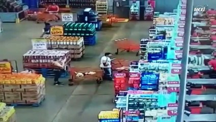 Homem ataca mulher com carrinho de supermercado no DF