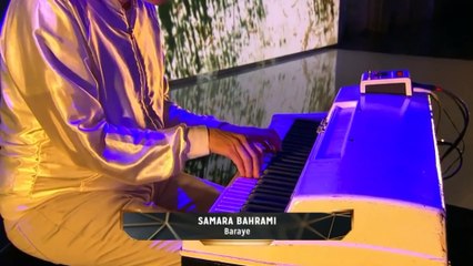 Samara Bahrami optrådte til TV 2s 'De Største Øjeblikke' med sangen 'Baraye'. | 2022 | TV2 Danmark