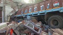 दुर्ग के तर्रा एक घर की दीवारों को तोड़कर घुसा ट्रक, बालोद के दो गांव के तीन की मौत