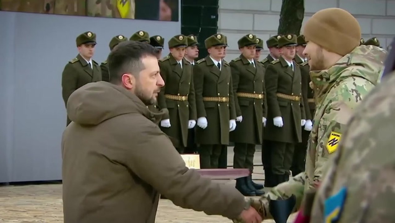 Zelensky marks anniversary of invasion by prese...