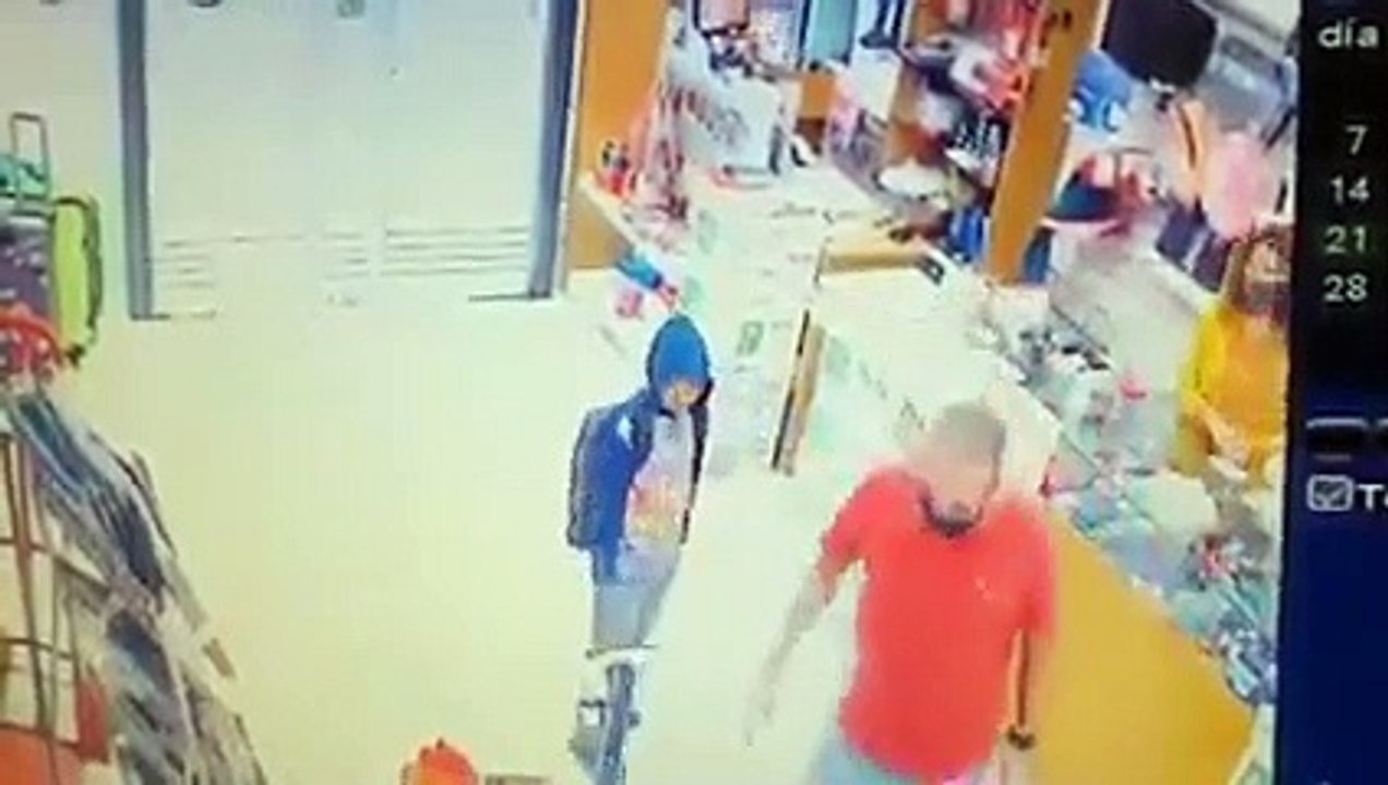 Dueño de librería regala útiles a niño